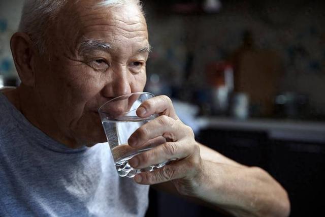 医生坦言：男性若长期不喝酒，用不了多长时间，身体或有7个变化