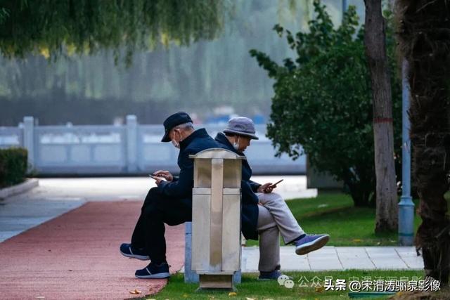 陕西渭南：天晴了 高新区时代广场秋色盎然