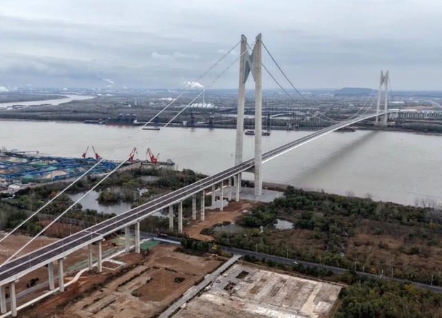 南京六合人笑开颜，这座长江大桥通车，方便六合人过江，且还免费