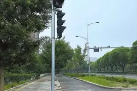 高教园区这个交叉路口信号灯经常发生故障？图片