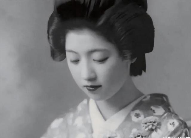 他不忍杀日本女俘，带她隐居农村，34年后才得知:妻子身份不简单