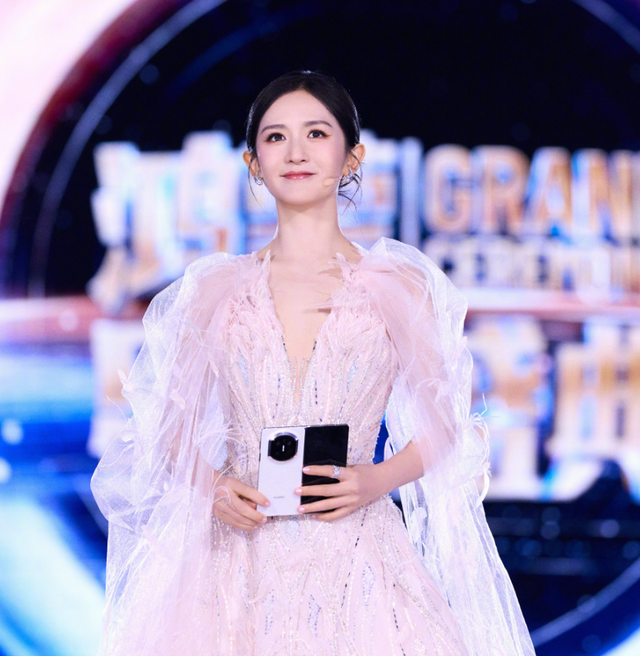 何炅也没想到，《快本》停播仅4年，谢娜的主持界地位已高不可攀