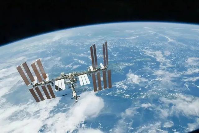 大批星链卫星突然坠落地球！中国空间站有3名航天员，怎么应对
