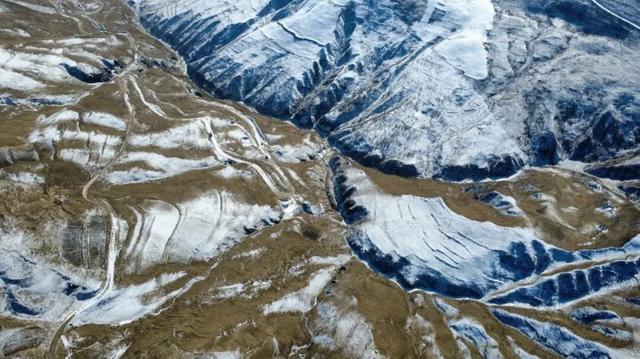 车拉草原：风与山的蓝白私语