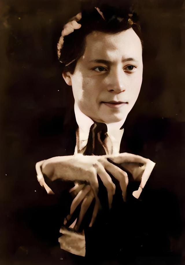 她是烈士的女儿，丈夫去世后，她嫁给大名鼎鼎的姐夫金山