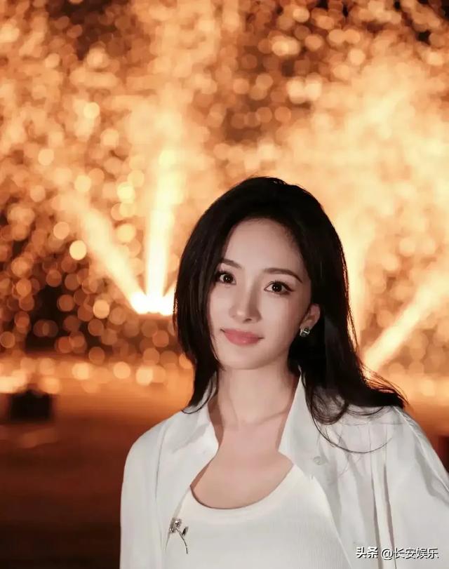 杨幂是胸最大的女明星了吧？关键居然还能保持少女感，都快40岁了