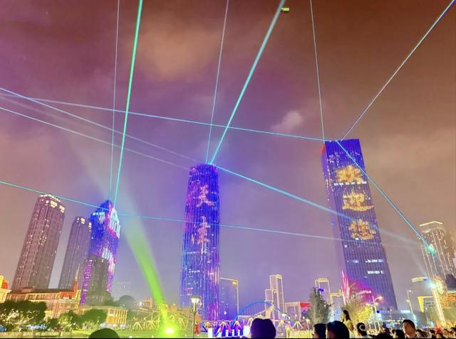 天津举办灯光秀大放异彩，高低得去看看，迎接上合峰会
