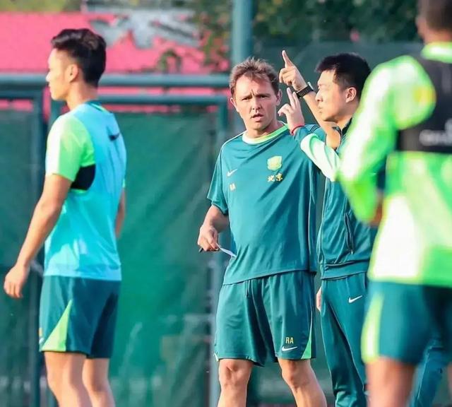 泪目！国安38岁老将夺冠赛后一举动让全场动容，塞蒂恩深夜回应！