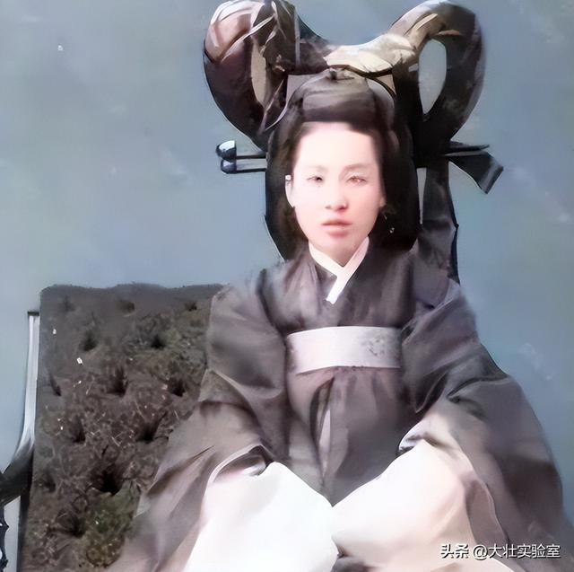 袁世凯的真实老照片：穿龙袍坐龙椅接受朝拜，姨太太确实漂亮！