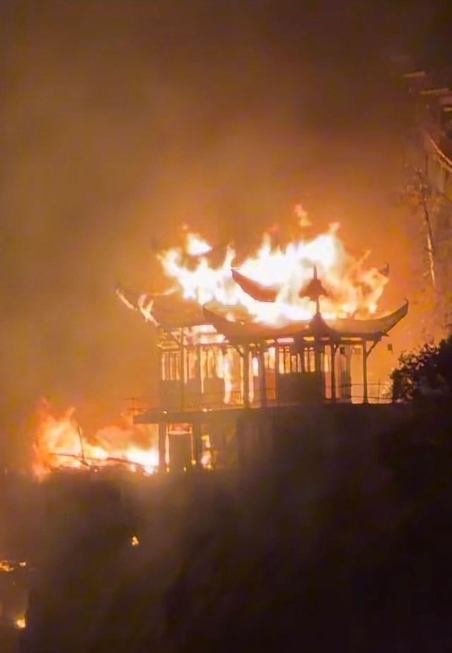 望仙谷木屋半夜着火，网络热议位置标注成东京，真相藏哪些细节？