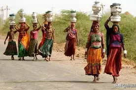 印度最贫贱的“水妻”！丈夫把妻子当“水龙头”，为取水不择手段图片