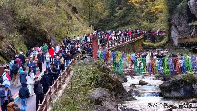 国庆假期第二天，官鹅沟迎来旅游高峰