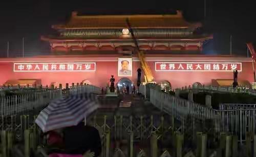 天安门城楼上，为何不悬挂毛主席的照片	，反而要挂毛主席的画像?