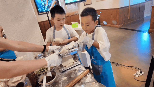 宜宾冠英古街秋假遛娃指南：非遗扎染、燃面研学、江边喂鱼，一站式玩透！