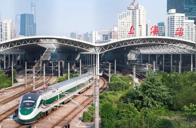 上海火车站，为什么总是让人又爱又恨？