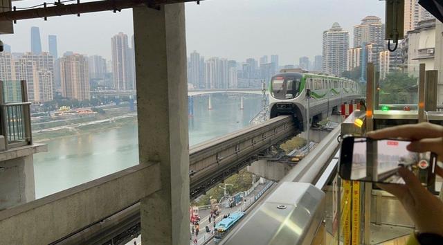 东方旋风席卷欧美！中国免签政策火出圈，老外直呼想“润”来中国