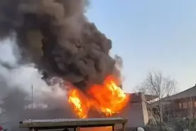 知名景区突发大火！游客：以为是表演效果！图片