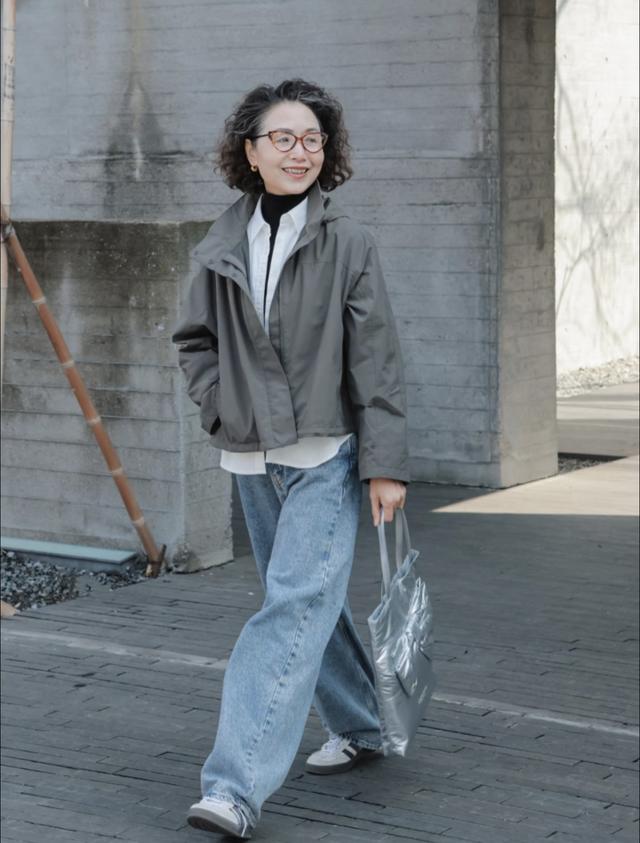 这是我见过最有气质的妈妈：63岁个子不高却端庄，穿衣优雅又贵气