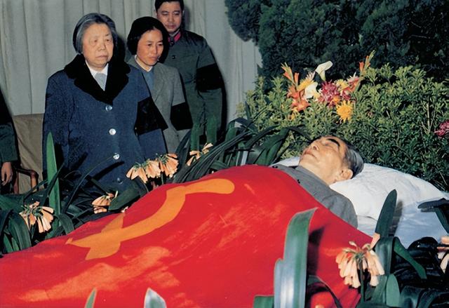 周恩来逝世后3小时遗体被解剖，邓颖超拿到结果后，瞬间泪流满面