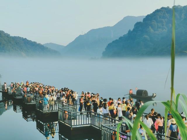 炸锅了！大批游客高喊“退票，退票！”知名景区回应