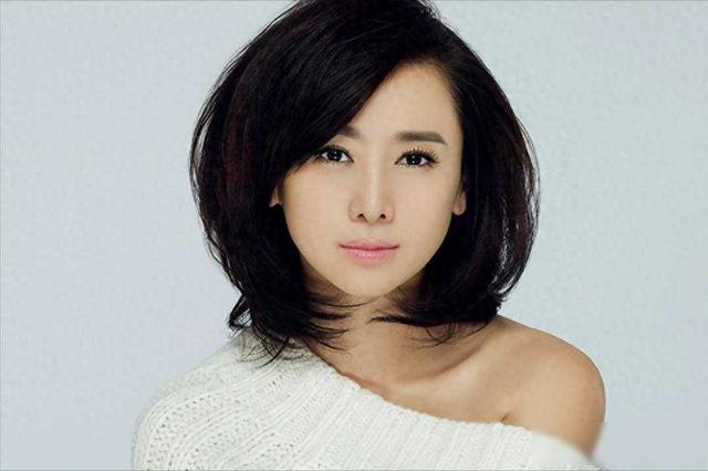 翁虹被骂艳星，她偏不认命，30年后活成别人看不懂的样子