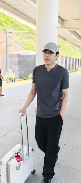 夫妻俩为了不变老，26年不吃肉，丁克31年，如今状态让人不敢认