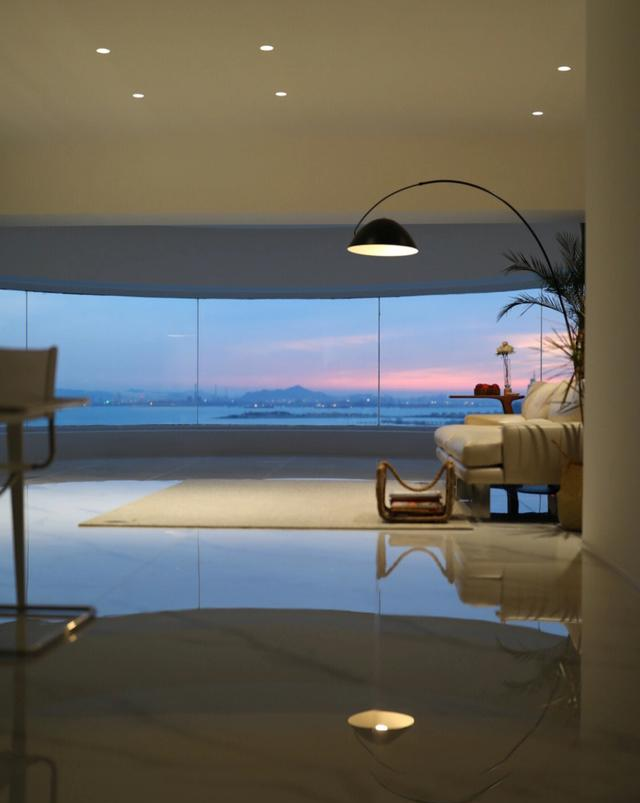 山东发现一户人家，因9米海景阳台走红，家里舒适得让人羡慕