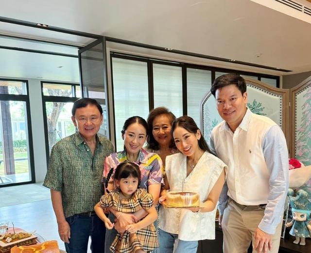 离婚不离家！看到如今佩通坦的窘境，才知他信家族最大的底气是她