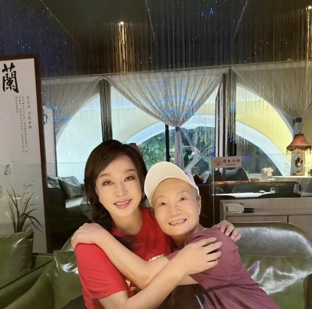 钱再多有什么用75岁刘晓庆摔断左臂,拒绝休养只因无儿无女