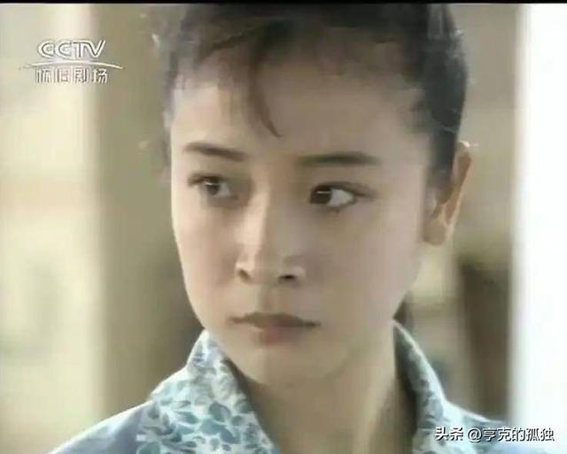 她是国家一级女演员，多次给坐轮椅丈夫戴绿帽，如今儿子也是演员