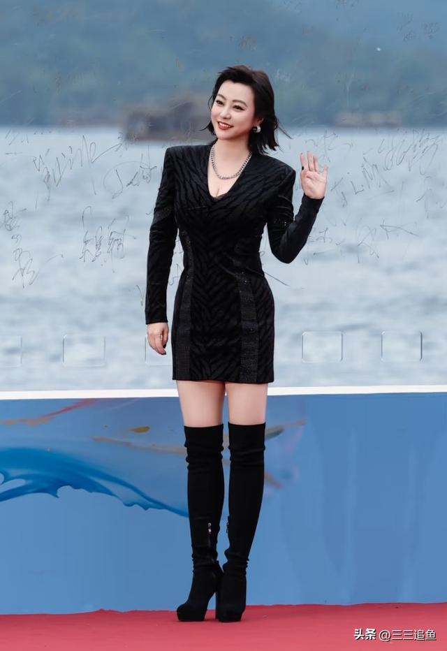 郝蕾瘦身成功！穿10厘米高跟鞋，整个人又瘦又有肉，这也太美了
