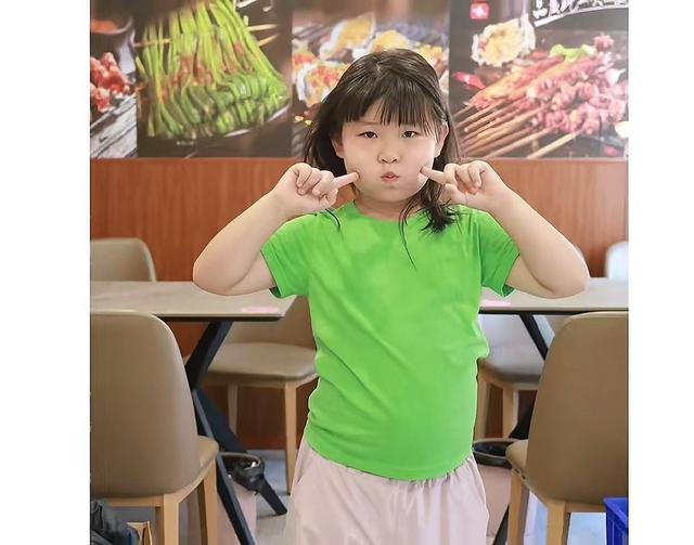 男子穷游没钱吃饭，被东北7岁女孩暖到，网友：姑娘骨子里就善良