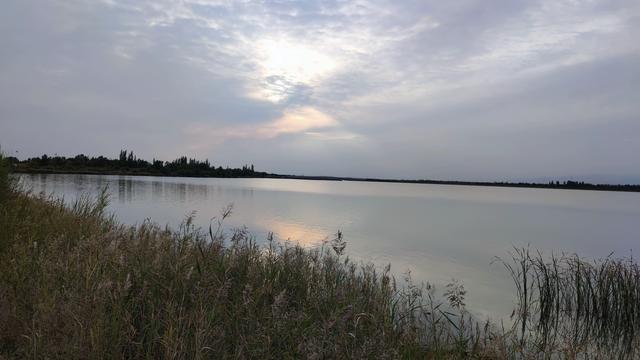 包头城南靠近黄河的昭君湖，也叫小白河景区，黄河浩渺，湖平如镜