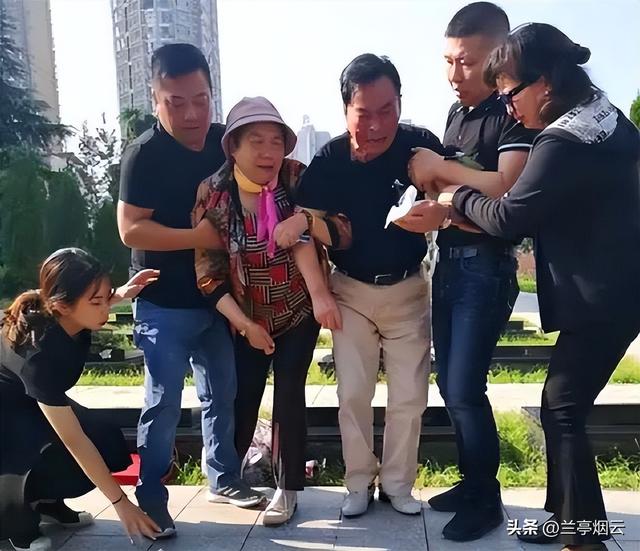 她23岁为国牺牲，初恋为其守墓终生未娶，弟弟苦寻64年在墓地恸哭