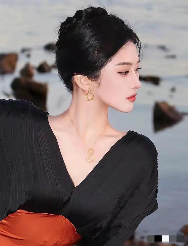 河北唐山一校花	，172cm身高，肤白貌美，身材也很顶级	，太美啦