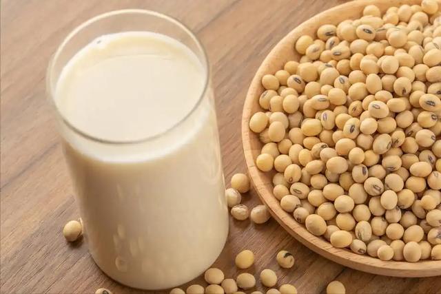 研究发现:每天喝豆浆的高血压患者,过不了多久,身体或有7变化