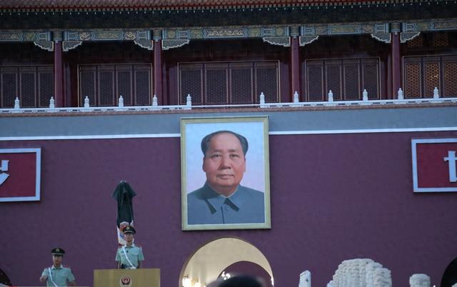 天安门城楼上，为何不悬挂毛主席的照片，反而要挂毛主席的画像?