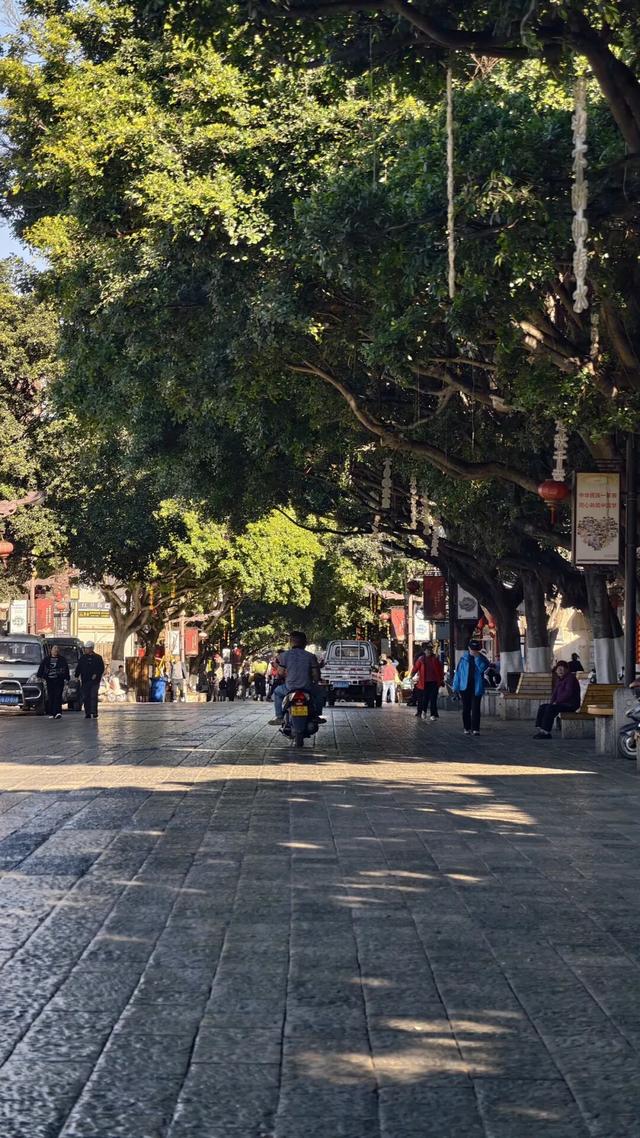 喝井水，烤豆腐，云南这座活着的千年古城，和杭州同名
