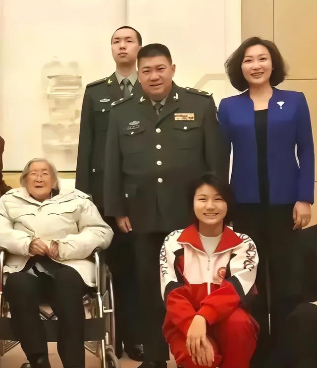主席唯一曾孙子毛东东，今年22岁身高1米87，出生日期很有寓意！