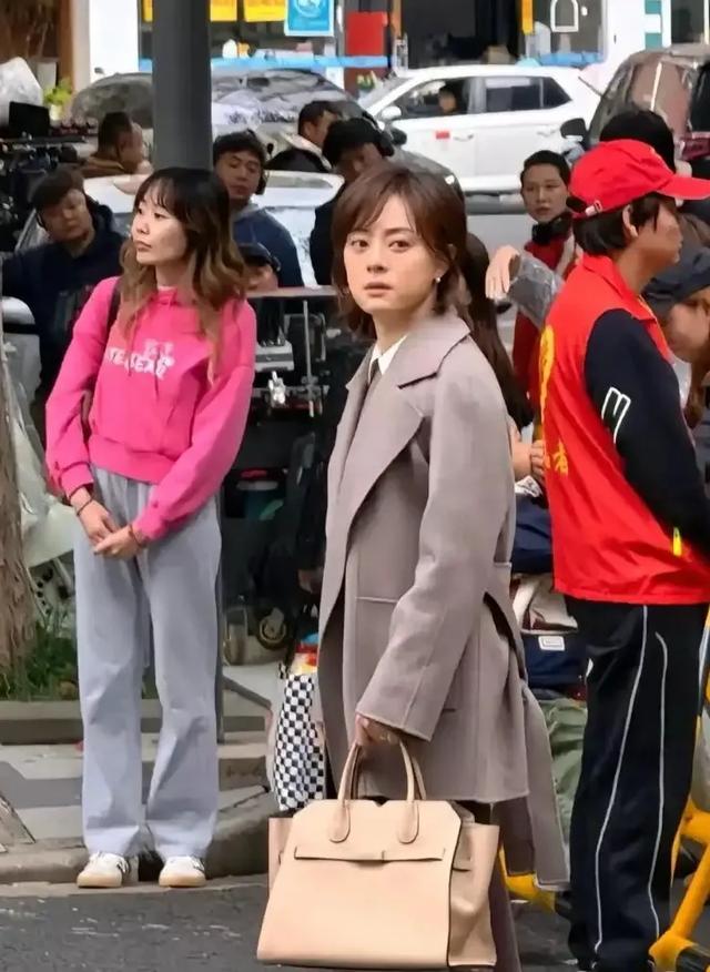 孙俪接送女儿上学,女儿简直跟她共用一张脸,不得不说基因真强大