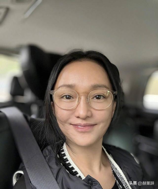 50岁周迅头发花白	，瘪嘴模样一脸老态认不出，无儿无女成最大遗憾