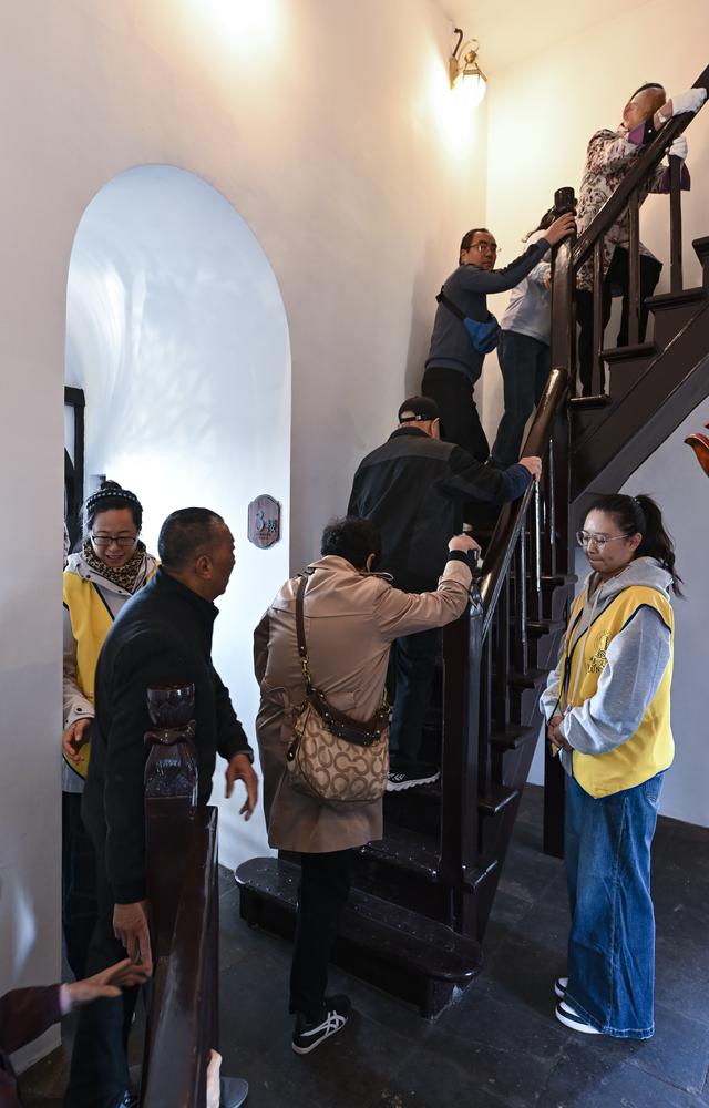 秋爽登文峰 塔下聚宾朋