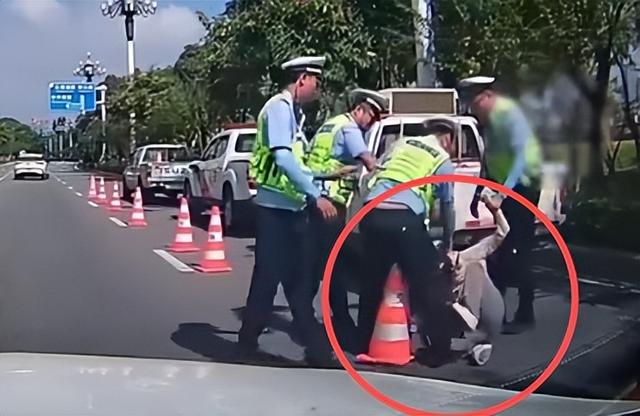 女子不配合交警执法，当街撒泼还袭警，嚣张嘴脸曝光，家人遭牵连