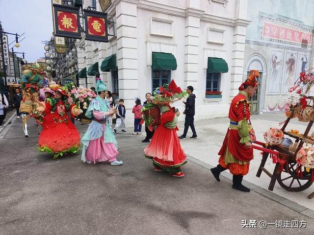 走进郑州中牟建业电影小镇，看各种特色表演，还能参与互动项目。