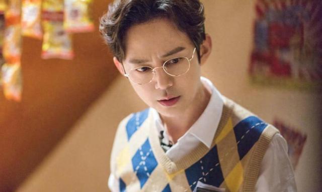 事实证明，无妻无子、身价过亿、做了51年老好人的何炅，才最凉薄