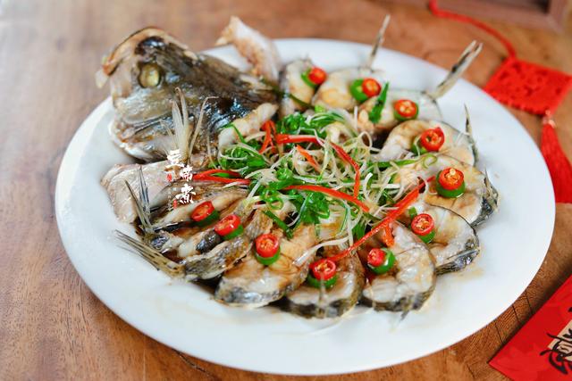 清蒸鱼要好吃，必须具备色香味，也就是一造型、二食欲、三味道
