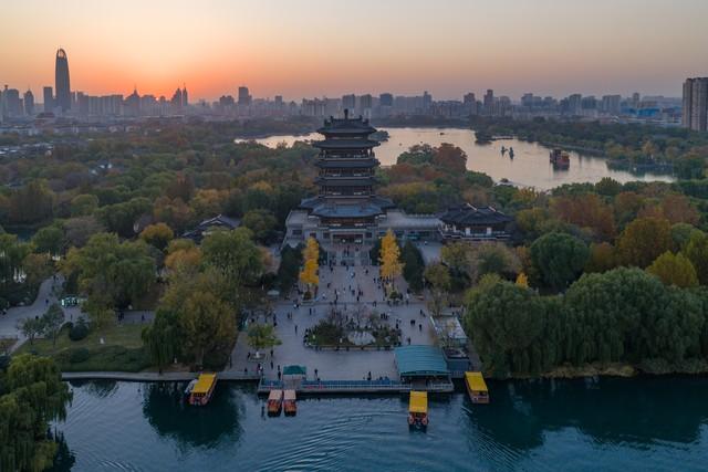 老两口自驾游济南，来的值了