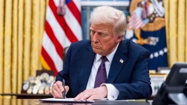特朗普终于签字，中美“关税休战”延期，美国大批官员考虑辞职？美富商：一个时代告终