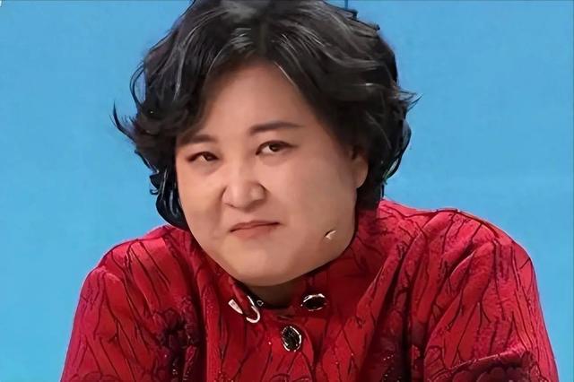 瘦到脱相？43岁的贾玲罕见露面，脸跨不平、又瘦又"颓"，令人唏嘘