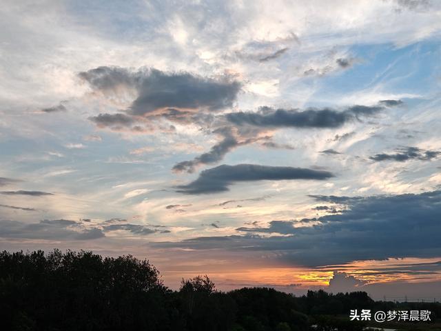 湖北云梦：天工挥彩绘就"霞光巨人"奇观